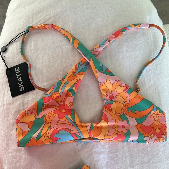 skatie nadi print bikini. Top can be worn 3 different ways. - Picture 5 of 6